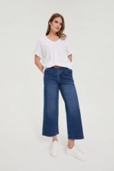 Jeansy z szerokimi nogawkami niebieskie. Niebieskie jeansy damskie MOODO. Za 149.99 zł.