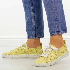 Żółte ażurowe skórzane półbuty damskie Filippo Dp7631/26. Żółte półbuty damskie Filippo, w ażurowe wzory, z jeansu, casualowe, z okrągłym noskiem, bez obcasa, na płaskiej podeszwie. Za 219.00 zł.