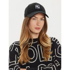 Czapka z daszkiem New Era. Czarne czapki z daszkiem damskie New Era, bez wzorów. Za 119.99 zł.