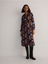 Koszulowa sukienka midi z paskiem - wielobarwny. Sukienki damskie Reserved, na co dzień, l, bez wzorów, z tkaniny, bez kołnierzyka, bez ramiączek, midi, koszulowe. W wyprzedaży za 79.99 zł.