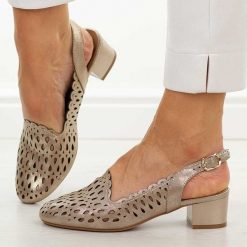 Złote sandały damskie na obcasie M.Daszyński Sa210-13. Żółte sandały damskie M.Daszyński, w ażurowe wzory, ze skóry, bez obcasa, na obcasie. W wyprzedaży za 161.10 zł.