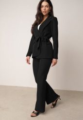 Czarny Komplet Garniturowy Marynarka z Wiązanym Paskiem i Spodnie Falloria. Czarne marynarki i żakiety damskie Born2be, bez wzorów. Za 219.99 zł.