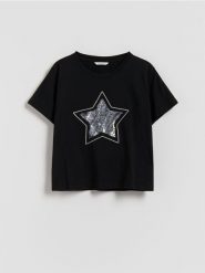 T-shirt z cekinową aplikacją - czarny. Czarne koszulki dziewczęce Reserved, z aplikacjami, z bawełny, bez ramiączek. Za 39.99 zł.