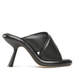 Klapki Vic Matié. Czarne klapki damskie Vic Matié, bez wzorów, bez obcasa. Za 2,299.00 zł.