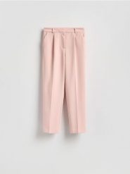 Spodnie z kantem - pastelowy róż. Czerwone spodnie materiałowe damskie Reserved, bez wzorów, z tkaniny. Za 129.99 zł.