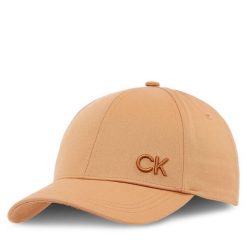 Czapka z daszkiem Calvin Klein. Brązowe czapki z daszkiem damskie CALVIN KLEIN, bez wzorów. Za 119.99 zł.