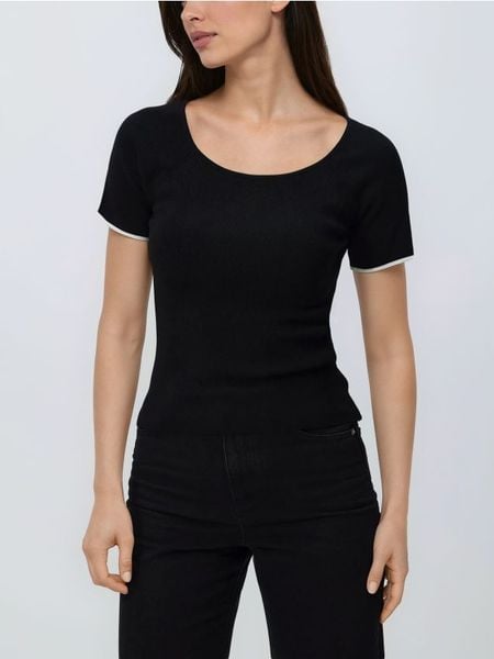 Sweter z krótkim rękawem - czarny. Czarne swetry klasyczne damskie Reserved, l, z dzianiny, bez kołnierzyka. Za 79.99 zł.