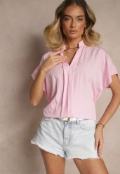 Różowa Bluzka Oversize z Wiskozą o Kroju Nietoperz z Dekoltem w Serek Davithiel. Czerwone bluzki damskie Renee, bez wzorów, z jeansu, eleganckie, bez kołnierzyka, bez ramiączek. Za 54.99 zł.