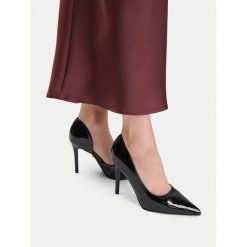 Szpilki DeeZee. Czarne szpilki DeeZee, bez wzorów, bez obcasa. Za 139.99 zł.