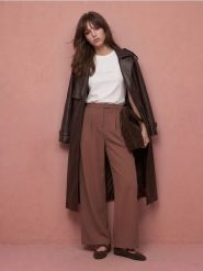 Koszulka z domieszką wiskozy i napisem - kremowy. Białe t-shirty damskie Sinsay, l, bez wzorów, z wiskozy, bez kołnierzyka. Za 29.99 zł.