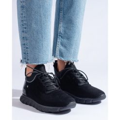 Lekkie buty sportowe Vinceza czarne. Czarne buty sportowe na co dzień damskie bez wzorów. Za 289.38 zł.