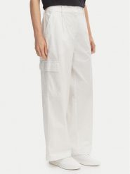 Calvin Klein Jeans Spodnie cargo LV047F623G Écru Relaxed Fit. Jeansy damskie Calvin Klein Jeans, bez wzorów, z bawełny. Za 409.99 zł.