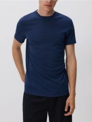 T-shirt slim fit z wiskozą - granatowy. Niebieskie t-shirty męskie Reserved, l, bez wzorów, z dzianiny, bez kołnierzyka. W wyprzedaży za 45.99 zł.