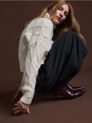 Sweter z ozdobnym splotem - złamana biel. Swetry klasyczne damskie Reserved, l, z dzianiny, bez kołnierzyka. W wyprzedaży za 59.99 zł.