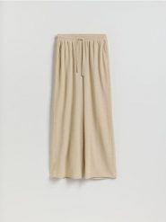 Spodnie ze strukturalnej dzianiny - beżowy. Brązowe spodnie materiałowe damskie Reserved, bez wzorów, z dzianiny. Za 89.99 zł.