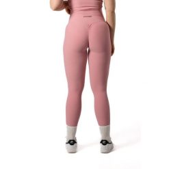 Damskie legginsy bezszwowe prążkowane z efektem scrunch – pudrowy róż. Czerwone legginsy sportowe damskie AESTHETIC WOLF, xl, bez wzorów, z dzianiny, z podwyższonym stanem, na fitness i siłownię. Za 119.99 zł.