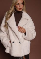 Biała Dwurzędowa Kurtka Futerko o Fasonie Oversize Manella. Białe kurtki damskie Renee, l, z aplikacjami, z futra, bez kaptura. Za 229.99 zł.