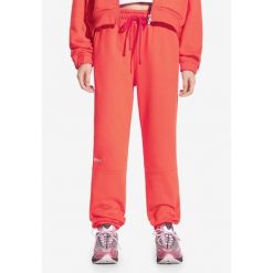 Spodnie dresowe damskie Prosto Cut. Czerwone spodnie dresowe damskie Prosto., bez wzorów, z dresówki. W wyprzedaży za 233.99 zł.
