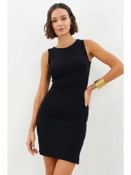 Milan Kiss Sukienka w kolorze czarnym rozmiar: M. Czarne sukienki damskie Milan Kiss, m, bez wzorów, bez kołnierzyka, bez ramiączek, mini. Za 91.99 zł.