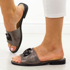 Pewter płaskie klapki damskie S.Barski 51-007. Szare klapki damskie S.BARSKI, z aplikacjami, ze skóry, bez obcasa, na płaskiej podeszwie. Za 159.00 zł.