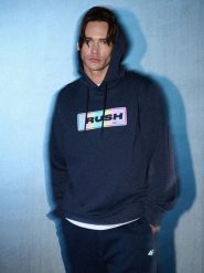 4F Bluza dresowa regular z kapturem męska - granatowa S. Niebieskie bluzy sportowe męskie 4f, bez wzorów, z dresówki, sportowe, bez kołnierzyka, bez ramiączek. Za 269.99 zł.