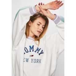 Tommy Jeans - Bluza. Białe bluzy bez kaptura damskie Tommy Jeans, l, z bawełny. W wyprzedaży za 359.90 zł.