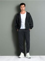 Spodnie jogger - szary. Szare spodnie materiałowe męskie Sinsay, bez wzorów, sportowe. W wyprzedaży za 27.99 zł.