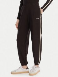 Guess Spodnie dresowe V6GB02 K2915 Brązowy Regular Fit. Brązowe spodnie dresowe damskie Guess, s, z aplikacjami, z dresówki. Za 394.99 zł.