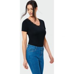 Top z dekoracyjną lamówką. Topy damskie Greenpoint, bez wzorów, z elastanu, bez kołnierzyka. Za 19.99 zł.