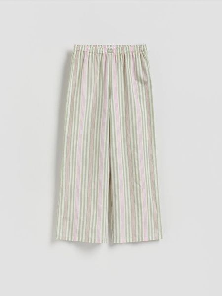 Piżamowe spodnie - jasnozielony. Zielone spodnie materiałowe damskie Reserved, bez wzorów, z bawełny. Za 59.99 zł.