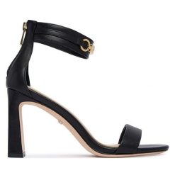 Sandały Marciano Guess. Czarne sandały damskie Marciano Guess, z aplikacjami, bez obcasa, na słupku. Za 989.99 zł.