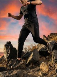 Spodnie tapered fit - czarny. Czarne spodnie materiałowe męskie Sinsay, bez wzorów. Za 59.99 zł.