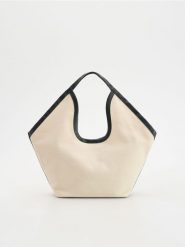 Tkaninowa torebka hobo - złamana biel. Torebki klasyczne damskie Reserved, bez wzorów, ze skóry, bez dodatków. W wyprzedaży za 119.99 zł.