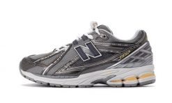 Męskie buty sportowe NEW BALANCE 1906R Slate Grey / Black Metallic. Szare buty sportowe na co dzień męskie New Balance, z gumy, bez zapięcia, trekkingowe. Za 716.00 zł.