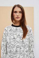 Bluza z nadrukiem. Bluzy bez kaptura damskie MOODO, s, z bawełny. W wyprzedaży za 59.99 zł.