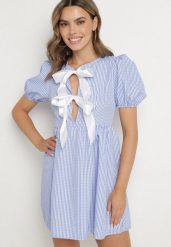 Jasnoniebieska Rozkloszowana Sukienka w Kratkę Vichy w Stylu Retro z Wiązaniem Telionea. Niebieskie sukienki damskie Born2be, na co dzień, l, bez wzorów, klasyczne, bez kołnierzyka, bez ramiączek, mini, rozkloszowane. W wyprzedaży za 71.99 zł.