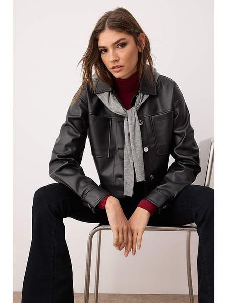 Trendyol Kurtka w kolorze czarnym ze skóry syntetycznej rozmiar: XS. Czarne kurtki damskie Trendyol, xs, bez wzorów, ze skóry, bez kaptura. Za 74.11 zł.