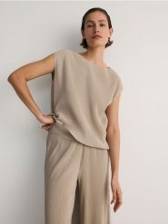 T-shirt kimono z plisowanej dzianiny - beżowy. Brązowe t-shirty damskie Reserved, l, bez wzorów, z dzianiny, bez kołnierzyka. W wyprzedaży za 39.99 zł.
