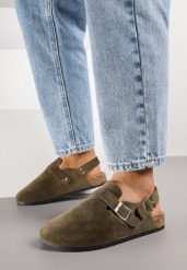 Zielone Sandały w Stylu Chodaków Ozdobione Klamrami Qyrraya. Zielone sandały damskie Born2be, bez wzorów, z jeansu, bez obcasa, na płaskiej podeszwie. Za 69.99 zł.