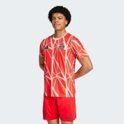 Koszulka FC Bayern Pre-Match. Czerwone t-shirty sportowe męskie Adidas, s, z materiału, bez ramiączek, do piłki nożnej. W wyprzedaży za 190.50 zł.