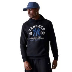 Bluza New Era Mlb Wrdmrk Reg Hoodie Neyyan Dorośli. Czarne bluzy z kapturem męskie New Era, l, z bawełny. Za 309.99 zł.