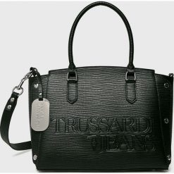 Trussardi Jeans - Torebka. Czarne torebki klasyczne damskie TRUSSARDI JEANS, bez wzorów, z jeansu, średnie, bez dodatków. W wyprzedaży za 449.90 zł.