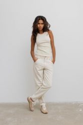 Spodnie jeansowe typu mom fit w kolorze BEIGE JEANS - JUST-S. Brązowe jeansy damskie Marsala, z podwyższonym stanem. Za 349.90 zł.