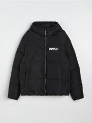 Pikowana kurtka puffer z kapturem NASA - czarny. Czarne kurtki męskie Sinsay, l, bez wzorów, z kapturem. Za 159.99 zł.
