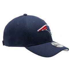 Czapka z daszkiem do futbolu amerykańskiego NFL New Era New England Patriots. Niebieskie czapki męskie New Era, bez wzorów, z materiału, sportowe. Za 99.99 zł.