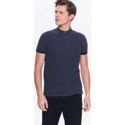 T-SHIRT MĘSKI POLO ZE STÓJKĄ. Niebieskie koszulki polo męskie TOP SECRET, na lato, l, bez wzorów, z dzianiny, bez ramiączek. W wyprzedaży za 49.99 zł.