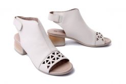 RIEKER REMONTE R8772-60 beige, sandały damskie. Brązowe sandały damskie Rieker Remonte, w ażurowe wzory, bez obcasa, na obcasie. Za 251.93 zł.