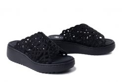 RIEKER V1789-00 black, klapki damskie. Czarne klapki damskie Rieker, bez wzorów, bez obcasa. Za 255.92 zł.