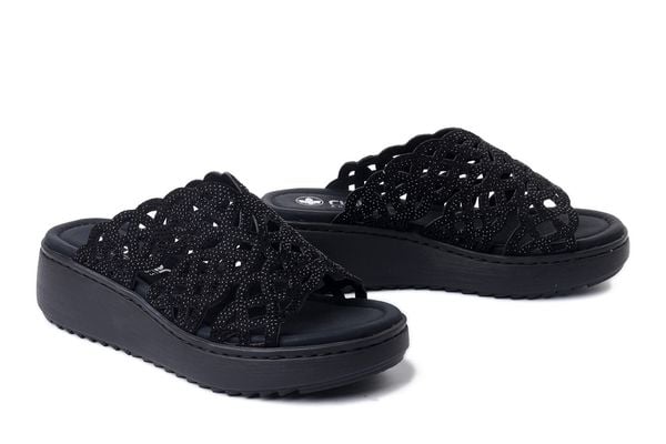 RIEKER V1789-00 black, klapki damskie. Czarne klapki damskie Rieker, bez wzorów, bez obcasa. Za 255.92 zł.