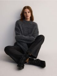 Sweter z domieszką wełny - ciemnoszary. Szare swetry klasyczne damskie Reserved, l, z dzianiny, bez kołnierzyka. W wyprzedaży za 89.99 zł.